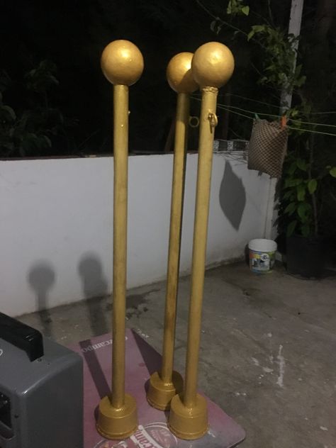 Tubos de pvc en una tarrina vacía rellena de cemento, con una bola de poliespan pegada con silicona arriba, pintados de dorado y con alcallatas grandes para pasar el cordón rojo. Porch Column Wraps, Column Wrap, Porch Columns, Porch, Home Decor, Home Décor