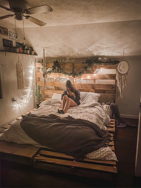 Room Ideas With Pallet Beds, Pallet Bed Boho Room, Homemade Bed Ideas, Diy Pallet Bedroom Ideas, Basement Bedroom And Living Room Ideas, Cute Bedroom Ideas Western, Beds On Pallets Bedroom Ideas, Room Inspiration Western, Bed Rooms Ideas Boho