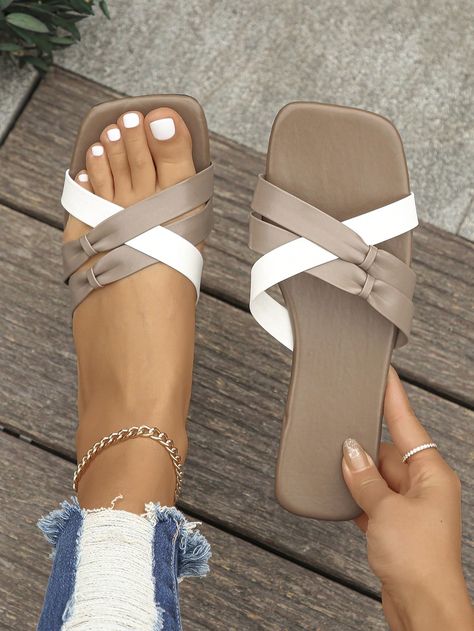 Palm Slippers, Sandals 2020 Trends, Fancy Sandals, Shoe Makeover, Women Slippers Fashion, Pretty Sandals, Cute Shoes Heels, Leather Sandals Handmade, Fashion Slippers