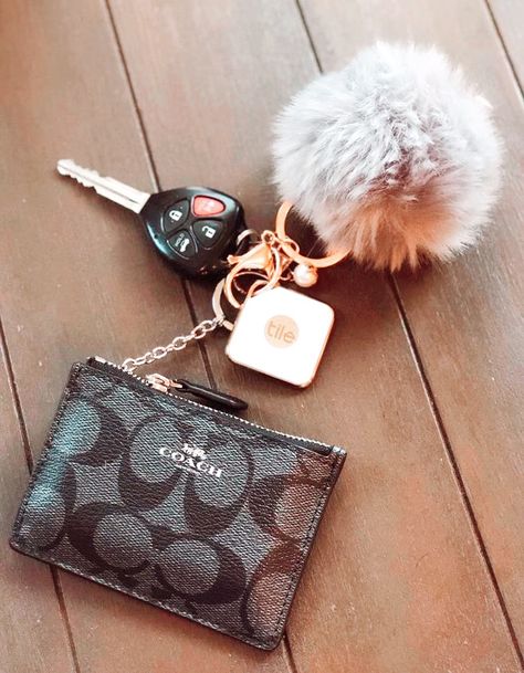 Car Keys Keychain Ideas With Wallet, Airtag Keychain Aesthetic, Cute Keychains For Car Keys And Wallet, Car Keys Aesthetic Lanyard, Lanyard Aesthetic Keychain, Jeep Car Keys, Keychain Ideas Car Keys, Wallet Keychain Ideas, Bmw Car Keys