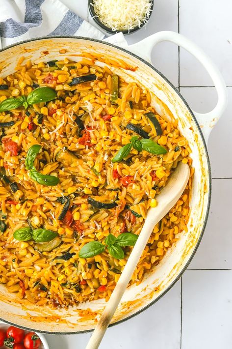 Get this easy one pot orzo with tomatoes corn and zucchini on the table in just 30 minutes! A tasty pasta recipe celebrating summer produce. Sundried Tomato Recipes, One Pot Orzo, Zucchini Dinner Recipes, Garlic Pasta Recipe, Orzo Pasta Recipes, Corn And Zucchini, Corn Zucchini, Creamy Orzo, Lemon Garlic Pasta