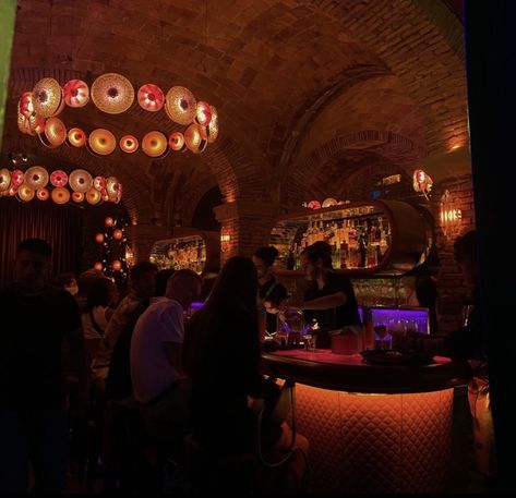 #nightlife #aesthetic #speakeasy #europeanbar #barcelona #inspo #drinks Speakeasy Aesthetic Basement, Old Jazz Club Aesthetic, Speak Easy Aesthetic, Speakeasy Aesthetic, Barcelona Nightlife, Barcelona Speakeasy, Underground Speakeasy Aesthetic, Smoky Jazz Club Aesthetic, Roaring 20s Aesthetic