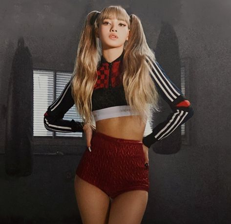 Blackpink Lisa Money, K Pop Soloist, Lisa Money, Kpop Soloist, Female Songs, Lalisa Manobal, Bright Stars, Performance Outfit, Lalisa Manoban