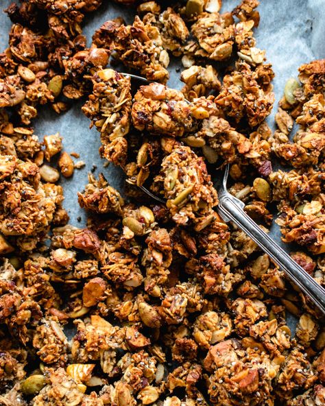 Healthy Salted Caramel Granola - The Delicious plate Granola Flavors, Caramel Granola, Healthy Salted Caramel, Bariatric Breakfast, Quinoa Breakfast Bars, Healthy Homemade Granola Recipe, Healthy Protein Desserts, Healthy Homemade Granola, Homemade Granola Healthy