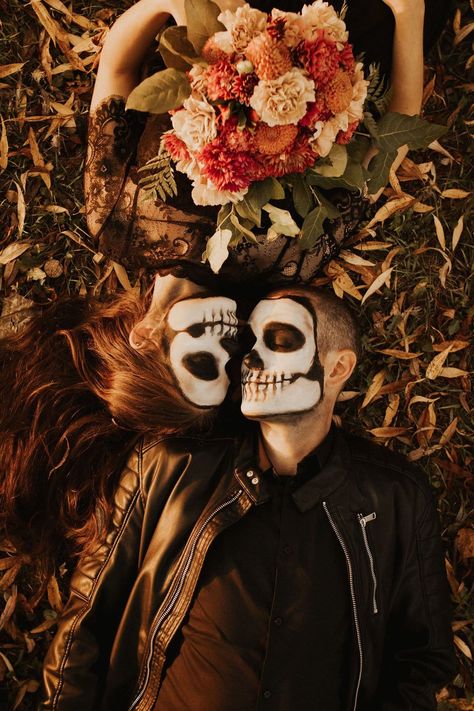 Halloween Couple Poses, Horror Couple Photoshoot, Horror Couple, Shooting Photo Couple, Halloween Fashion Outfits, Creative Halloween Costume Ideas, Skeleton Photo, Halloween Costume Inspiration, Zombie Photo