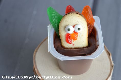 Thanksgiving Pudding Cups, Thanksgiving Candy Crafts, Turkey Sugar Cookies, Thanksgiving Turkey Cookies, Chocolate Pudding Cups, Thanksgiving Desserts Kids, Thanksgiving Candy, Turkey Treats, Dirt Cups