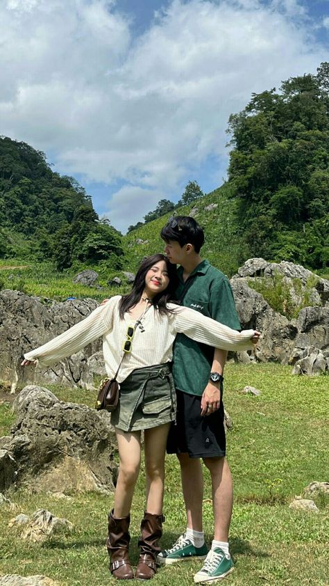 Green Outfit Couple, Couple Poses Korean, Cute Couple Poses Selfie, Korean Couple Poses, Couple Poses Photography Outdoors, Couple Selfies Aesthetic, Pose Ideas With Boyfriend, Selfie With Boyfriend, Pose With Boyfriend