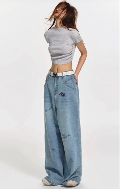 Blue Pants Outfit Casual, Jeans And Crop Top Outfit, Jeans And Crop Top, Outfit Ideas Easy, Blue Jeans Baggy, Blue Pants Outfit, Crop Top Outfit, Baggy Jeans Outfit, Pose Fotografi