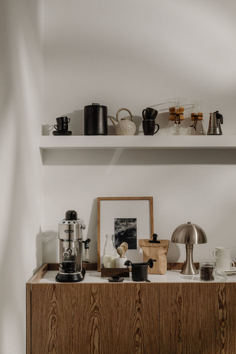 Minimalist Coffee Bar, Best Coffee At Home, Coffee Bar Styling, Boy Apartment, Coffee Pastry, Kitchen Vibes, Dessert Aesthetic, Coin Café, Brunch Cafe