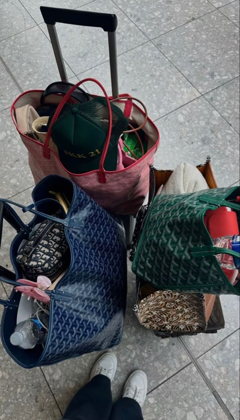 Baggy Shoes, Aesthetic Runway, Chanel Fashion Week, Goyard Tote Bag, Ig Outfits, Picture Ideas Aesthetic, Goyard Tote, Coco Chanel Fashion, Airport Aesthetic