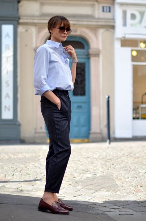 Burgundy Loafers Outfit, Tomboy Capsule Wardrobe, Tomboy Outfits Cute, Tomboy Chic Outfits, Cute Tomboy Outfits, Nerd Outfits, Loafers Outfit, Tomboy Chic, Pinstripe Pants