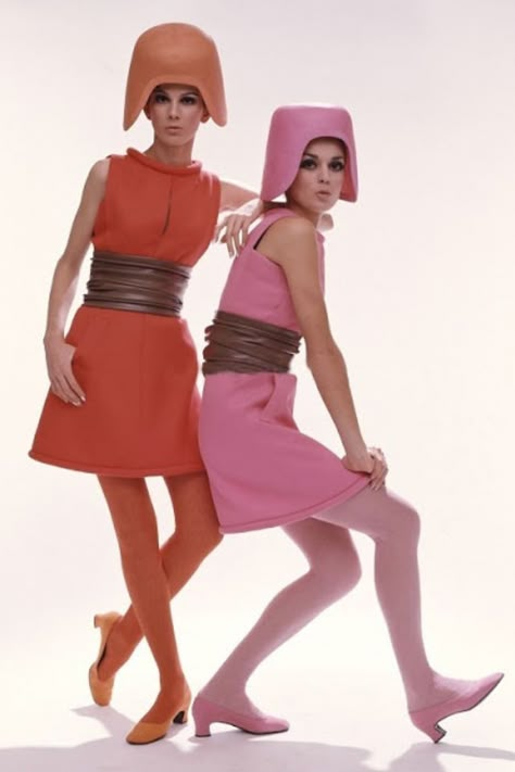 70s Mode, Space Age Fashion, Space Fashion, Fashion 1960s, Model Magazine, Structured Dress, Red Makeup, Sixties Fashion, Retro Mode