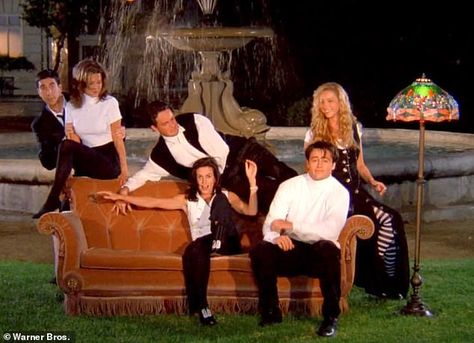 Friends On Couch, Leadership Photoshoot, Friends Theme Song, Friends Couch, Tv Theme Songs, Friends Reunion, Friends Scenes, Friends Cake, Smelly Cat