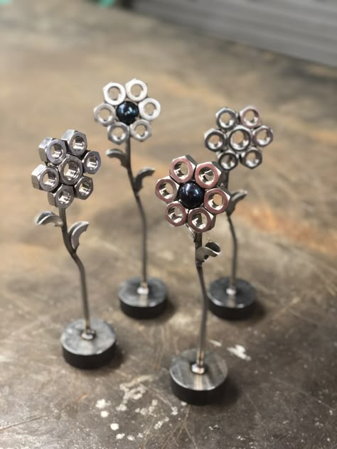 Unique Welding Projects, Flower Welding Art, Welded Yard Decor, Small Metal Projects Simple, Diy Metal Sculpture, Metal Sculpture Welded, Welded Sculpture Ideas, Flower Metal Art, Nuts And Bolts Welding Projects