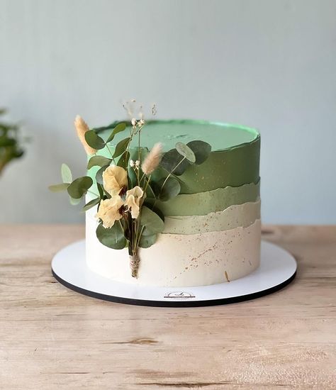 Cake Me! 🎂🍰 no Instagram: “Green cake for a special birthday! #greencake #birthdaycake #buttercreamcakes #cakedecorating #cakedesign #cakeideas #cakephotography…” Pretty Cake Decorating, Cake Verde, Green And Gold Cake, Mint Green Cakes, Greenery Cake, Green Birthday Cakes, 17. Geburtstag, Modern Birthday Cakes, Birthday Cake For Mom