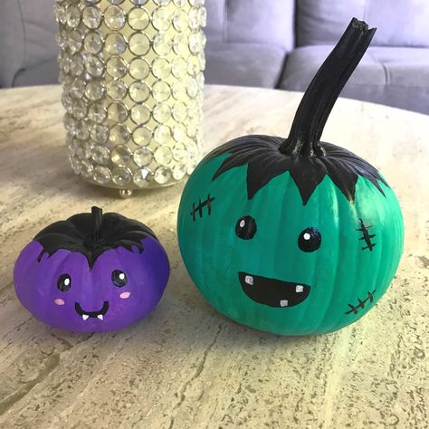 Cute Painted Halloween Pumpkins, Painted Pumpkins Easy Cute, Pumpkin Painting Ideas Cartoon Characters, Small Painted Pumpkins Ideas, Easy Small Pumpkin Painting Ideas, Easy Pumpkin Painting Ideas Halloween, Pumpkin Painting Ideas Mummy, Dracula Pumpkin Painted, Green Pumpkin Painting