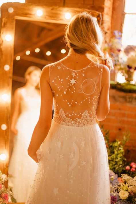 Astrology Wedding Dress, Celestial Wedding Bouquet, Wedding Dress Stars, Star And Moon Wedding, Prom Plus Size Dresses, Galaxy Wedding Dress, Night Wedding Ceremony, Star Wedding Dress, Celestial Wedding Dress