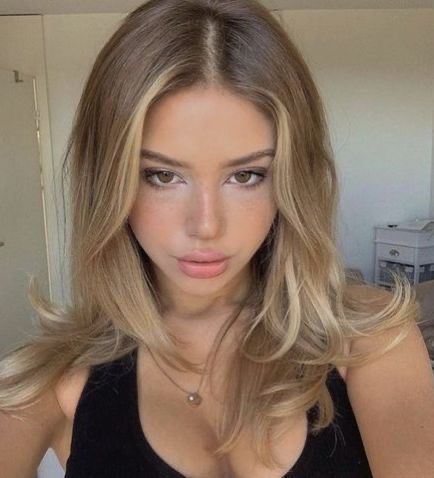 Hair Style in 2022 | Brown eyes blonde hair, Blonde hair dark eyes, Blonde hair pale skin Hair Dye, Hair Colour, Hair Color Ideas, Hair Colors, Hair Looks, Hair Goals, Makeup Hair, New Hair, Hair And Makeup