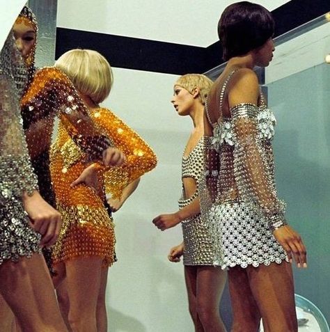 Space Age Fashion 1960s, 60s Space Age Fashion, Paco Rabanne 60s, Retro Futurism Fashion, Space Age Dress, 60s Space Age, Space Age Fashion, Futurism Fashion, Paco Rabanne Chainmail