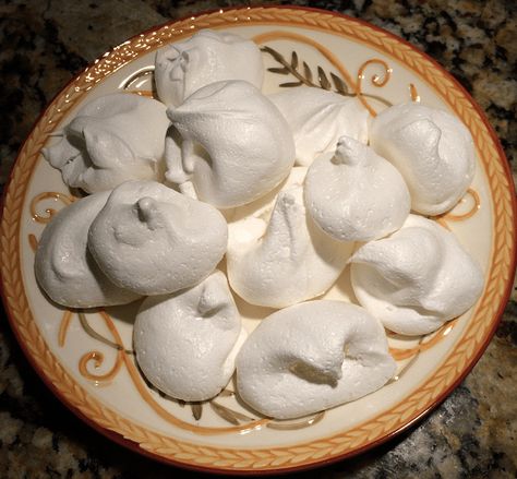 Angel Kisses Forgotten Cookies Resurrection Cookies Recipe, Date Food Ideas, Forgotten Cookies Recipe, Pillow Cookies, Easy Meringue Cookies, Fat Free Desserts, Chocolate Chip Meringue Cookies, Kisses Cookies, Easy Meringues