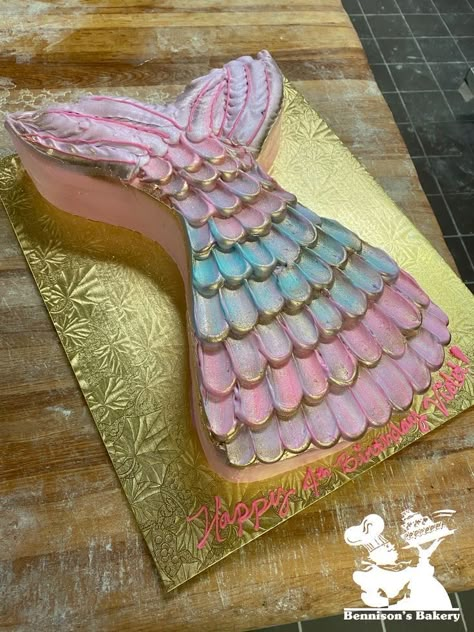 Strawberry Mermaid Cake, Mermaid Tail Shaped Cake, Mermaid Cakes Simple, Mermaid Tail Cake Ideas, Mermaid Cake And Cupcakes, Mermade Cake, Mermaid Cake Diy, Mermaid Tale Cake, Rainbow Mermaid Cake