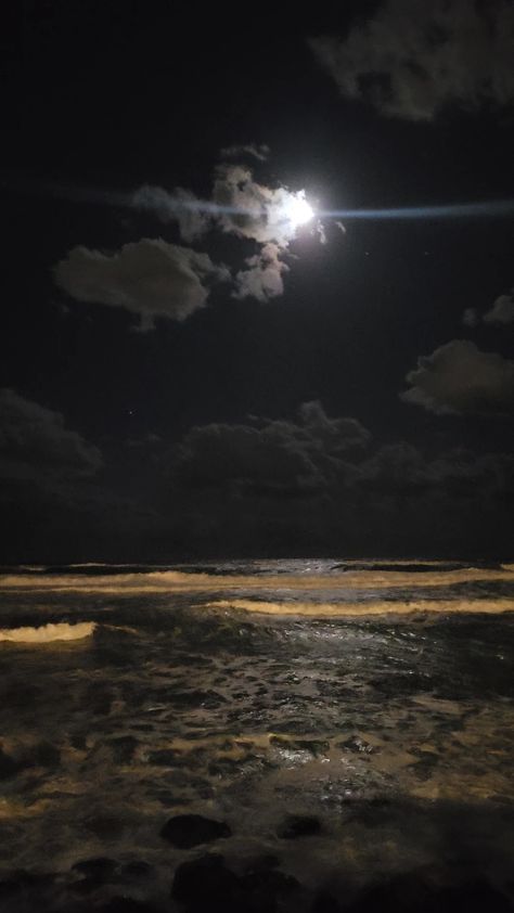 Moon By The Beach, Midnight Sea Aesthetic, Sea At Night Wallpaper, Nightime Aesthetic Wallpaper, Dark Sea Aesthetic Wallpaper, Dark Peaceful Wallpaper, Moon And Sea Wallpaper, Calm Dark Wallpaper, Moon And Ocean Aesthetic