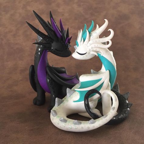 Les cosws de la Bruna Dragon Wedding Cake, Dragons And Beasties, Clay Dragons, Desenhos Love, Dragon Wedding, Polymer Clay Dragon, Dragon Crafts, Clay Dragon, Dragon Sculpture