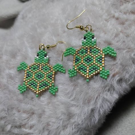 Turtle Brick Stitch Pattern - Etsy Seed Bead Turtle Pattern, Brick Stitch Turtle, Beaded Turtle Earrings, Miyuki Beads Pattern Brick Stitch, Seed Bead Jewellery, Brick Stitch Tutorial, Earring Inspired, Miyuki Beads Pattern, Safety Pin Jewelry