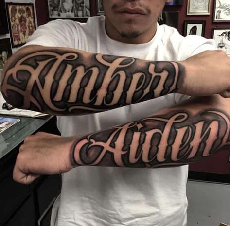 Choosing the right font style for your script tattoo as a man can be quite an uphill task. Whether you want a flashy design or a simple minimalistic look, you will be spoilt for choice with the thousands of options available. These twin tattoos say ‘Amber’ on one arm and ‘Aiden’ on another. They are represented in large cursive fonts to add formality. The twin tattoos obviously represent a couple and the typeface is common among tattoo fonts ideas. Forearm Script Tattoo, Tattoo Writing Styles, Last Name Tattoos, Tattoo Name Fonts, Font Tato, Tattoo Font For Men, Outer Forearm Tattoo, Names Tattoos For Men, Tattoo Fonts Cursive