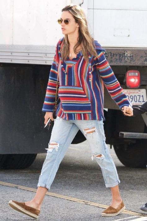 Baja Hoodie Outfit, Alessandra Ambrosio Street Style, Alessandra Ambrosio Style, Hippie Hoodie, Spring Closet, Baja Hoodie, Boho Hippie Chic, Alessandra Ambrosio, Hoodie Outfit