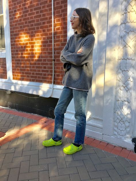 I Wore Crocs For A Week & Shut Up, It Was Really Cute — PHOTOS Womens Crocs Outfit, Bubble Crocs, Croc Outfits Women, How To Wear Crocs, How To Style Crocs, Croc Outfits, Styling Crocs, Crocs Outfit, Crocs Fashion