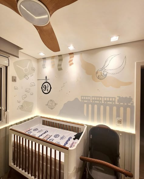 Hogwarts Nursery, Harry Potter Baby Room, Harry Potter Kids Room, Harry Potter Baby Nursery, Nursery Room Themes, Harry Potter Wall, Tema Disney, Harry Potter Nursery, Baby Zimmer