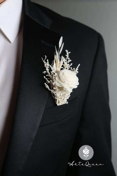 Grooms Bouquet, Bouteneire Groom, Corsage Wedding Men, Boutonniere Styles, Flowers Groomsmen, Edgy Elopement, Boutineer Wedding, Men Wedding Accessories, Father Of Bride