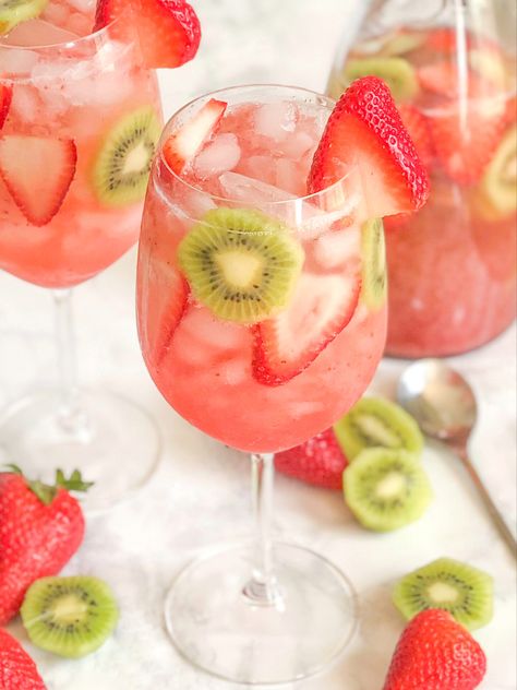 Bloom Party, Kiwi Drink, Strawberry Cocktails, White Wine Sangria, Wine Sangria, Strawberry Drinks, Colorful Cocktails, Delicious Drink Recipes, Strawberry Kiwi