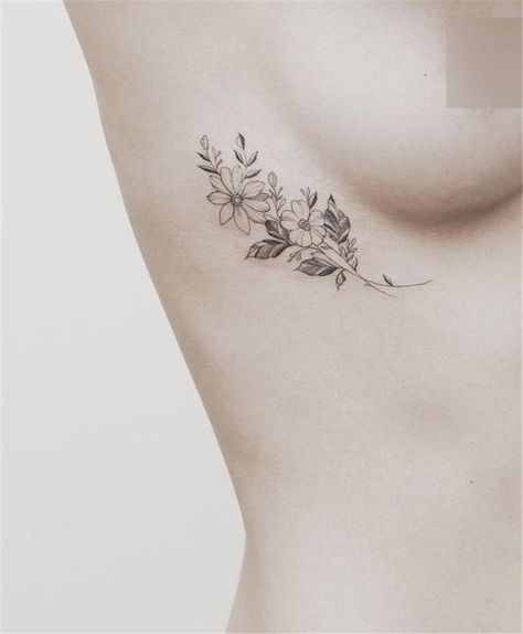 Small Rib Tattoos, Flower Tattoo Shoulder, Flower Tattoo Sleeve, Side Tattoos, Tattoo Feminina, Tattoos Designs, Rib Tattoo, Piercing Tattoo, Rose Tattoos