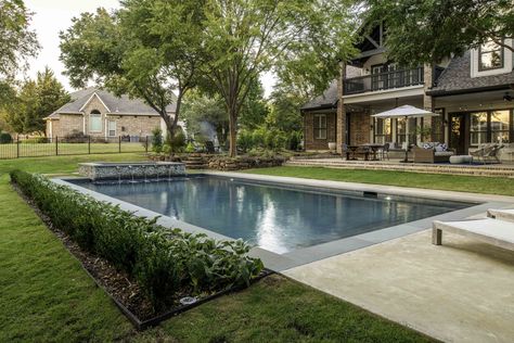 Achieve seamless integration of grass and pool in your backyard. Inspired by the Patrician Project, this design creates a harmonious and inviting outdoor space. #SeamlessDesign #GrassEdgedPool #GrassLinedPool #OutdoorLiving Backyard Oasis Pool, Pool Design Backyard, Pool Natural, Pool Surround, Grass Edging, Oasis Pool, Living Pool, Design Backyard, Small Pools