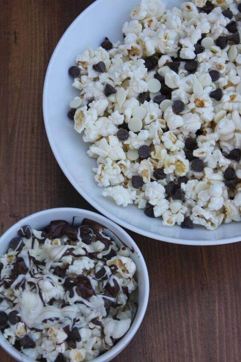 Black And White Popcorn Recipe, Black And White Popcorn, White Party Foods, Black And White Party, White Popcorn, White Desserts, Black White Parties, Popcorn Recipe, White Baby Showers