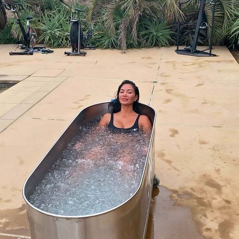 NICOLE Scherzinger stripped off for a freezing cold ice bath to soothe her body after a gruelling workout. The Pussycat Doll, 42, relaxed outside in a free-standing metal tub filled to the brim with ice cubes. She wrote on Instagram: “Thee ultimate ice bath! And awesome underwater weight training with the badass gorgeous.” Fitness fan […] Diy Ice Bath, Adele Face, Aesthetic Vision Board Pictures, Workout Ootd, Therapy Aesthetic, Thom Evans, Bath Photos, Ice Bath Tub, Cold Water Therapy