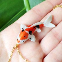 Creating Jewelry with Polymer Clay (Marisa Clemente). Online Course | Domestika Fish Clay, Polymer Clay Fish, Polymer Clay Kunst, Clay Fish, Whimsical Animals, Carpe Koi, Polymer Clay Jewelry Tutorials, Fish Necklace, Polymer Clay Sculptures