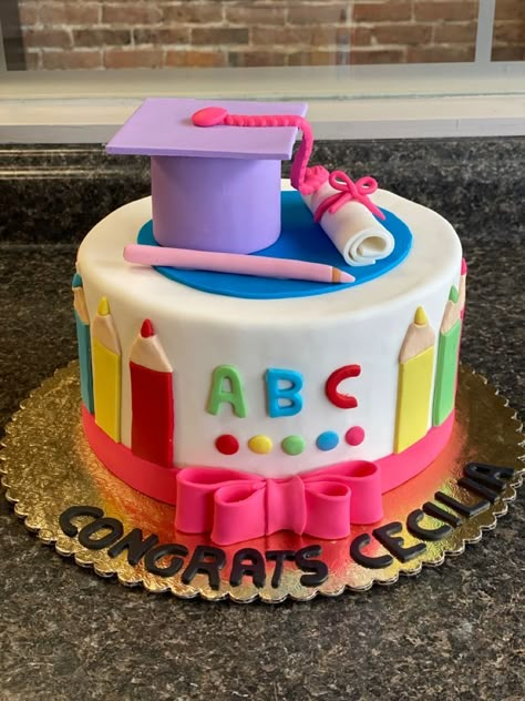 Teacher Graduation Cakes, Preschool Graduation Cake Ideas, Kindergarten Graduation Cake Ideas, Pre K Graduation Cake, Prek Graduation Photo Ideas, Preschool Graduation Cake, Kindergarten Graduation Cake, Teachers Day Cake, Vpk Graduation