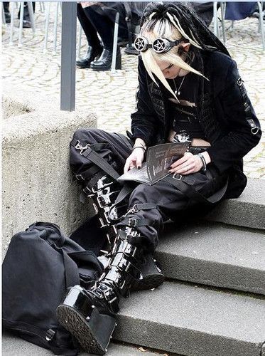 Alternative Boots, Cybergoth Fashion, Punk Fashion Mens, Goth Guy, Gothic Men, Alt Outfits, Fashion Grunge, Estilo Punk, Goth Aesthetic