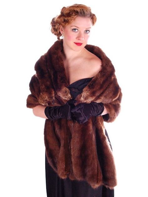 VINTAGE Sable Fur Stole Movie Star Quality 1940's  This unbelievably luxurious cape/ stole is made up of 10 separate sables, the back 4 meeting the two sides of 3, with dark brown velvet in the folds. It has a covered corded snap closer and typically, the heads are there as well. This is o soft and luxurious, better than any mink, as sable is lighter and softer. This doesn't have blue guard hairs, so I don't think it is Russian, but you could picture any glamour star from the 40s in this at a... 1950s Costume, Vintage Fur Stole, Fur Costume, Mink Stole, Vintage Kelly, Vintage Cape, Fur Coat Vintage, Fur Stole, Vintage Fur