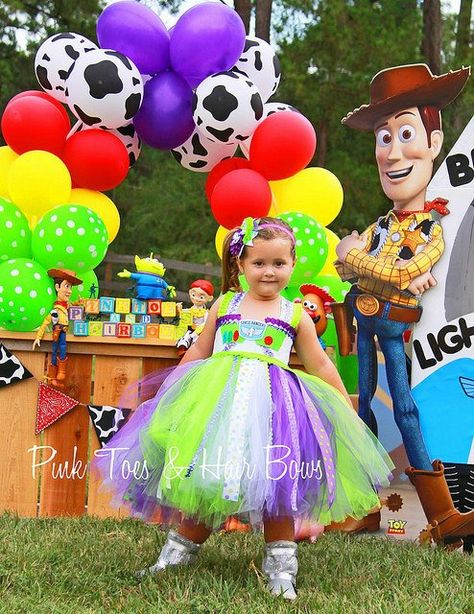 Disfraz Buzz Lightyear, Disfraz Toy Story, Halloween Costumes You Can Make, Buzz Lightyear Birthday, Buzz Lightyear Costume, Toy Story Costumes, Toy Story Birthday Party, Toy Story Birthday, Toy Story Party