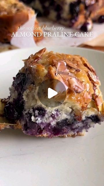 SOLO Woman Magazine on Instagram: "BLUEBERRY ALMOND PRALINE CAKE by @wellmadebykiley

Soft, fluffy, bursting with blueberries, and topped with a perfectly crunchy almond praline topping

#Recipe Details:
Blueberry Cake:
- 2 cups all-purpose flour
- 2 1/2 tsp baking powder
- 1/2 tsp salt
- 1/4 cup unsalted butter, at room temp
- 3/4 cup granulated sugar
- 1/4 cup + 2 tbsp greek yogurt (can sub sour cream)
- 1 egg
- 1/2 cup milk of choice
- 2 cups blueberries, fresh or frozen + 1 tbsp flour (for tossing)
Almond Praline Topping:
- 1/2 cup salted butter
- 1/2 cup granulated sugar
- 2 tbsp maple syrup
- 1 tsp almond extract
- 1 tbsp flour
- 1 tbsp heavy cream (can sub milk)
- 1 cup sliced almonds 

Instructions:
Preheat the oven to 375F. Grease and line a 8x8” baking pan with parchment paper an Praline Topping Recipe, Almond Praline, Praline Cake, Blueberry Breakfast Cake, Breakfast Sweets, Cinnamon Roll Cake, Almond Extract, Blueberry Recipes, Blueberry Cake