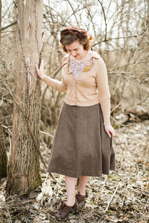 Dystopian Ideas, 1940s England, Poor Clothes, 1940s Decor, Vintage Teacher, Teacher Aesthetic, 1950s Outfits, Vintage Inspired Fashion, 1940s Fashion