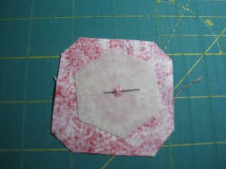 Using Mylar hexis Hexie Tutorial, Hexagon Projects, Hexagon Patchwork, Yo-yos, Textile Crafts, English Paper Piecing, Quilting Tips, Paper Piecing, My Way