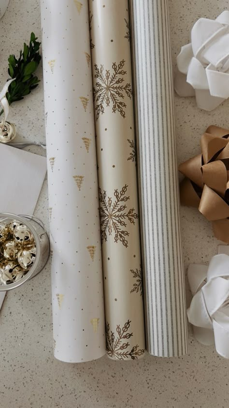 White And Gold Christmas Gift Wrapping, 2024 Christmas Wrapping Trends, White Gift Wrapping, Unique Gift Wrapping Christmas, Christmas Present Wrap, Christmas Packages, Christmas Gift Packaging, Gift Wrapping Inspiration, Unique Gift Wrapping