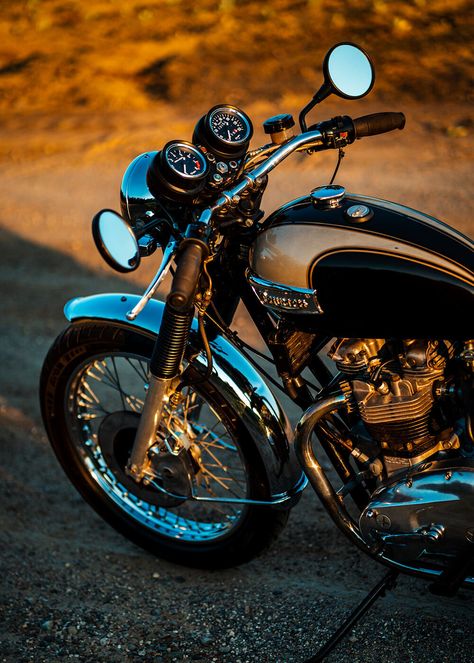 Detailing a Classic Triumph Bonneville Motorcycle — Moto Zuc - Motorcycles and Thoughts Honda Classic Motorcycle, Bonneville Motorcycle, Vintage Motorcycle Photos, Motor Classic, Triumph Motorbikes, Triumph Motorcycle, Harley Davidson Knucklehead, Triumph Bikes, Moto Vintage