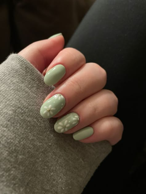 Top 21 Short Round Summer Green Nails - Trendy & Gorgeous Ideas Short Nails Olive Skin, Green Nail Inspo Acrylic Short, Sage Summer Nails, Boho Nails Green, Green Gel Nails Summer, Cream Green Nails, Summer Gel Nails Ideas Short Simple Green, Pale Green Gel Nails, Simple Olive Green Nails