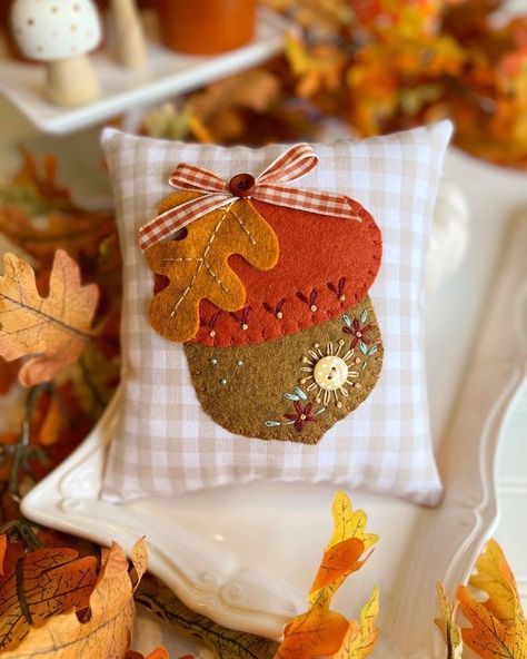 Acorn Pillow Pattern, Fall Pillow Ideas, Fall Pillows Diy, Fall Felt Crafts, Felt Decor, Fall Applique, Fall Sewing Projects, Felt Pillow, Halloween Sewing